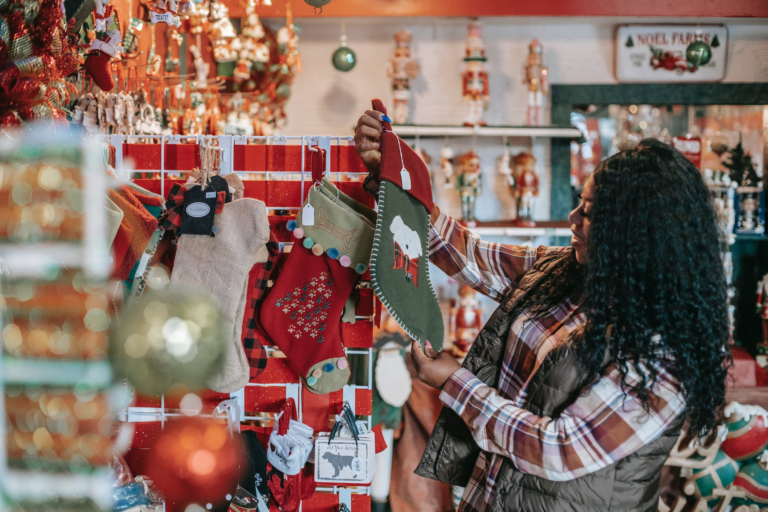 Seasonal Retail Jobs: The Perfect Side Hustle to Boost Your Holiday Budget